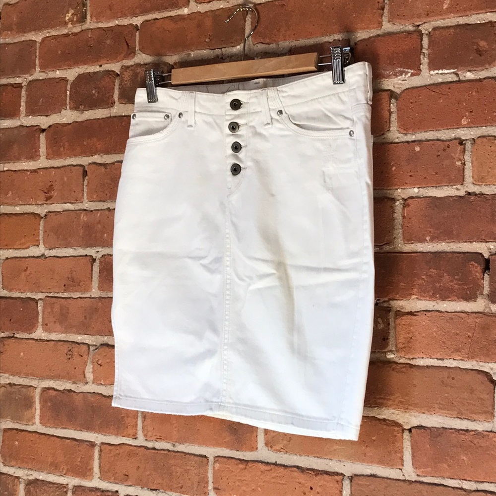 Levi’s - white denim skirt